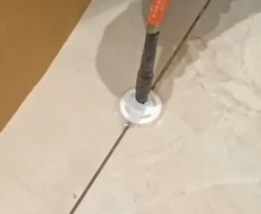 留坝瓷砖空鼓维修公司专业解答瓷砖在铺贴过程中，如果没有涂抹均匀到位的粘结材料（如水泥砂浆或瓷砖胶），可能会导致以下问题